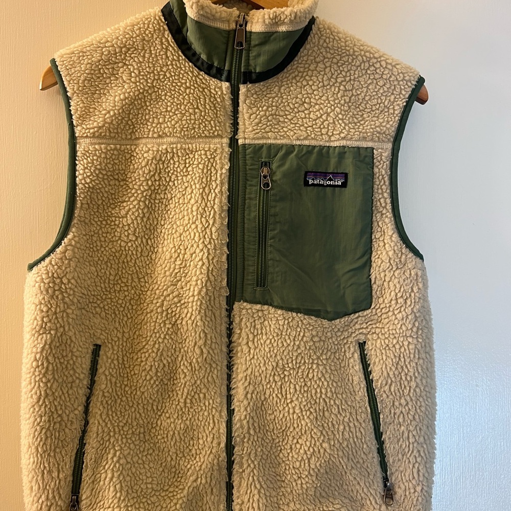 Patagonia Men's Green and Cream Fleece Vest